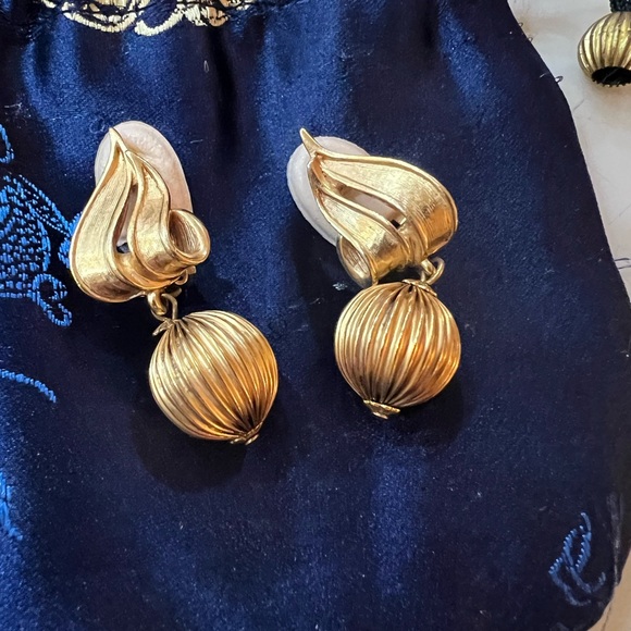 Vintage Oscar De La Renta Signed Ribbon & Drop Ball Clip Earrings - Picture 1 of 5
